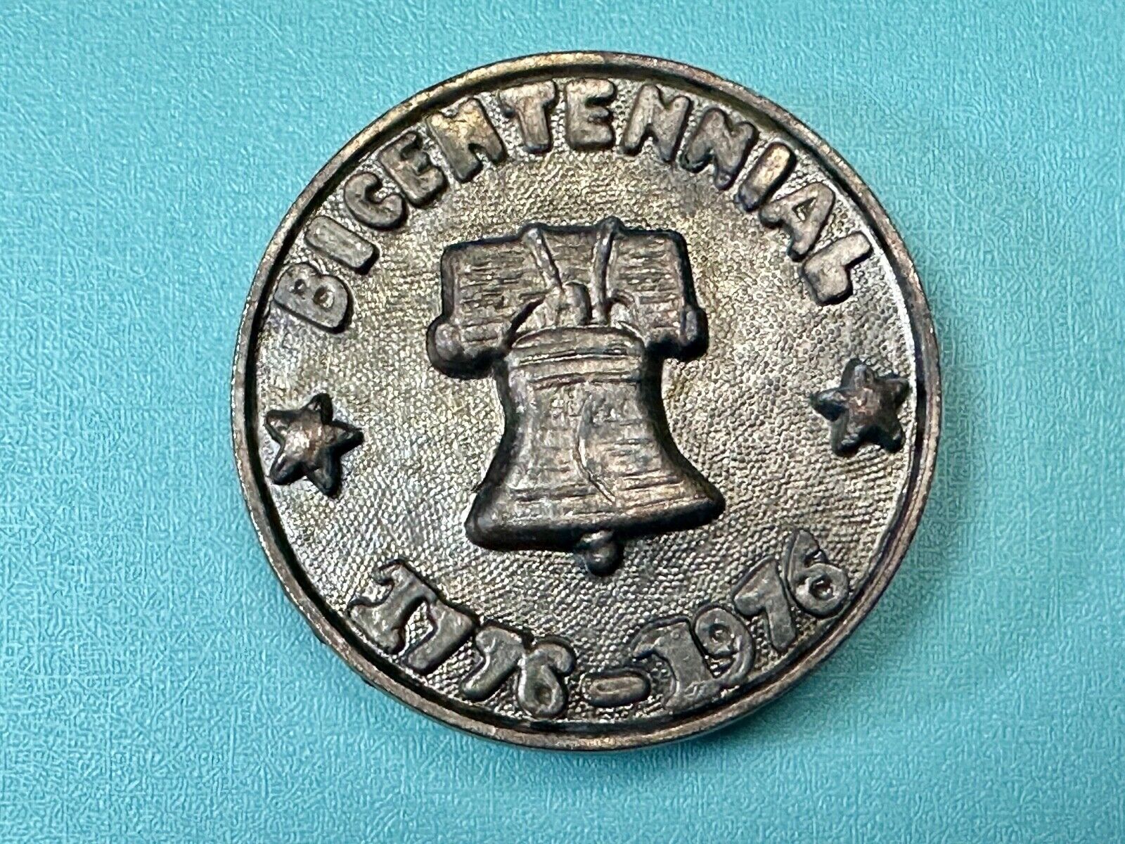 Vintage Liberty Bell Bicentennial 1976 round belt buckle