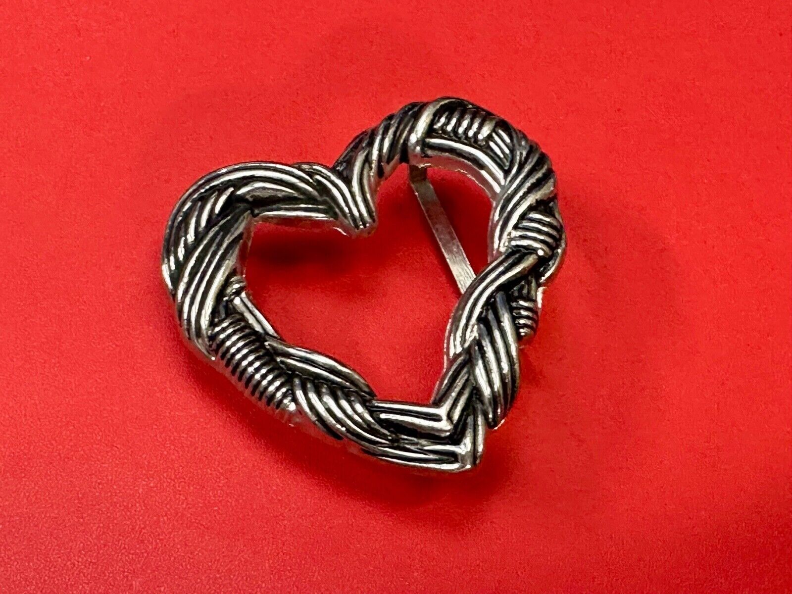 Adorable Twisted HEART - rope wire pattern small 2" wide cutout belt buckle