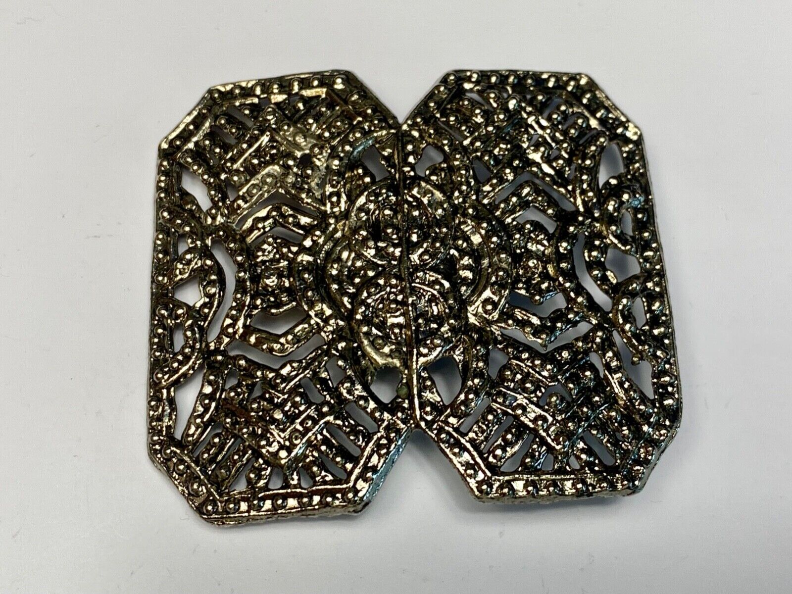 Beautiful A pique silver color - or real non magnetic -  see though belt buckle