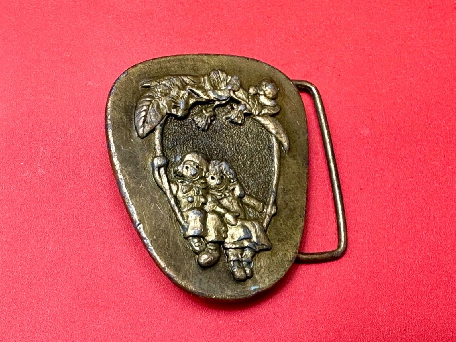 Adorable Raggedy Ann and Andy kids couple Vintage 1976 belt buckle B-98
