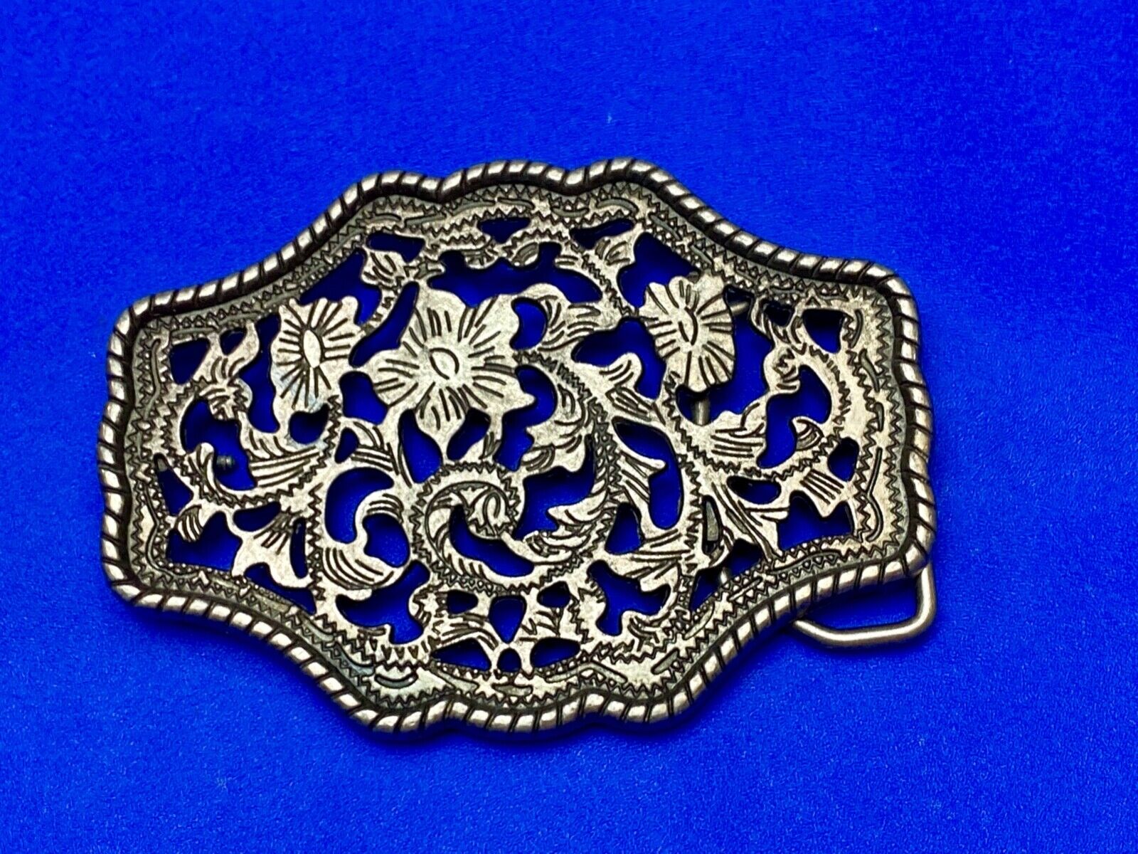Beautiful Silver Tone see though flower pattern western belt buckle rope boarder