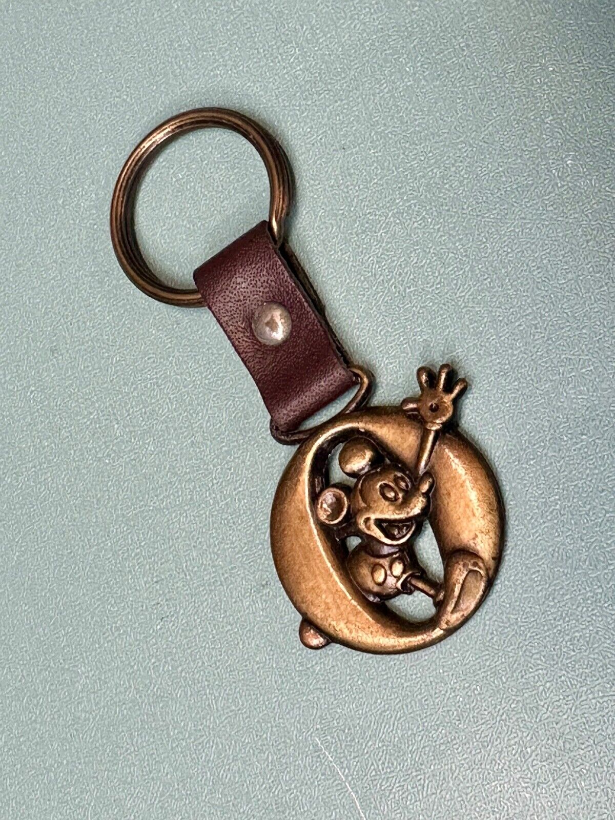 VINTAGE LETTER INITIAL O  MICKEY MOUSE DISNEY KEYCHAIN BRASS and LEATHER FOB