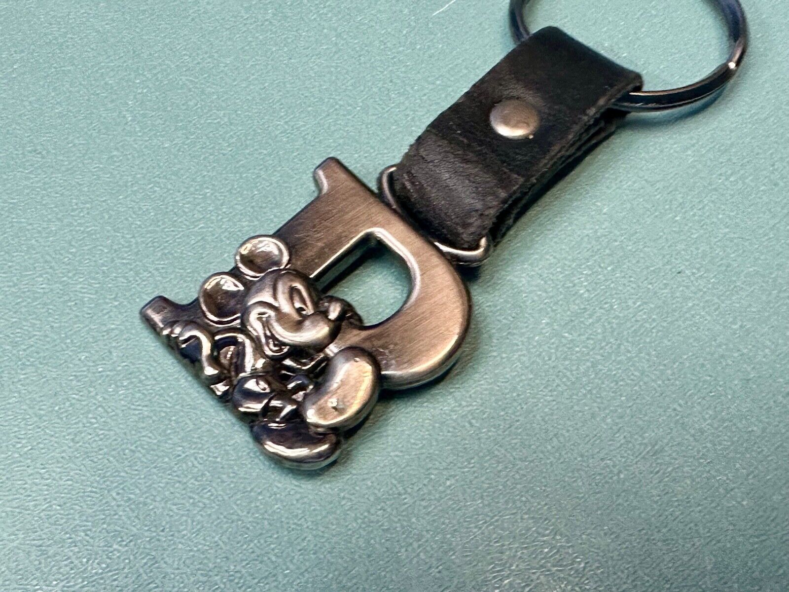 VINTAGE LETTER INITIAL P or B MICKEY MOUSE DISNEY KEYCHAIN LEATHER FOB