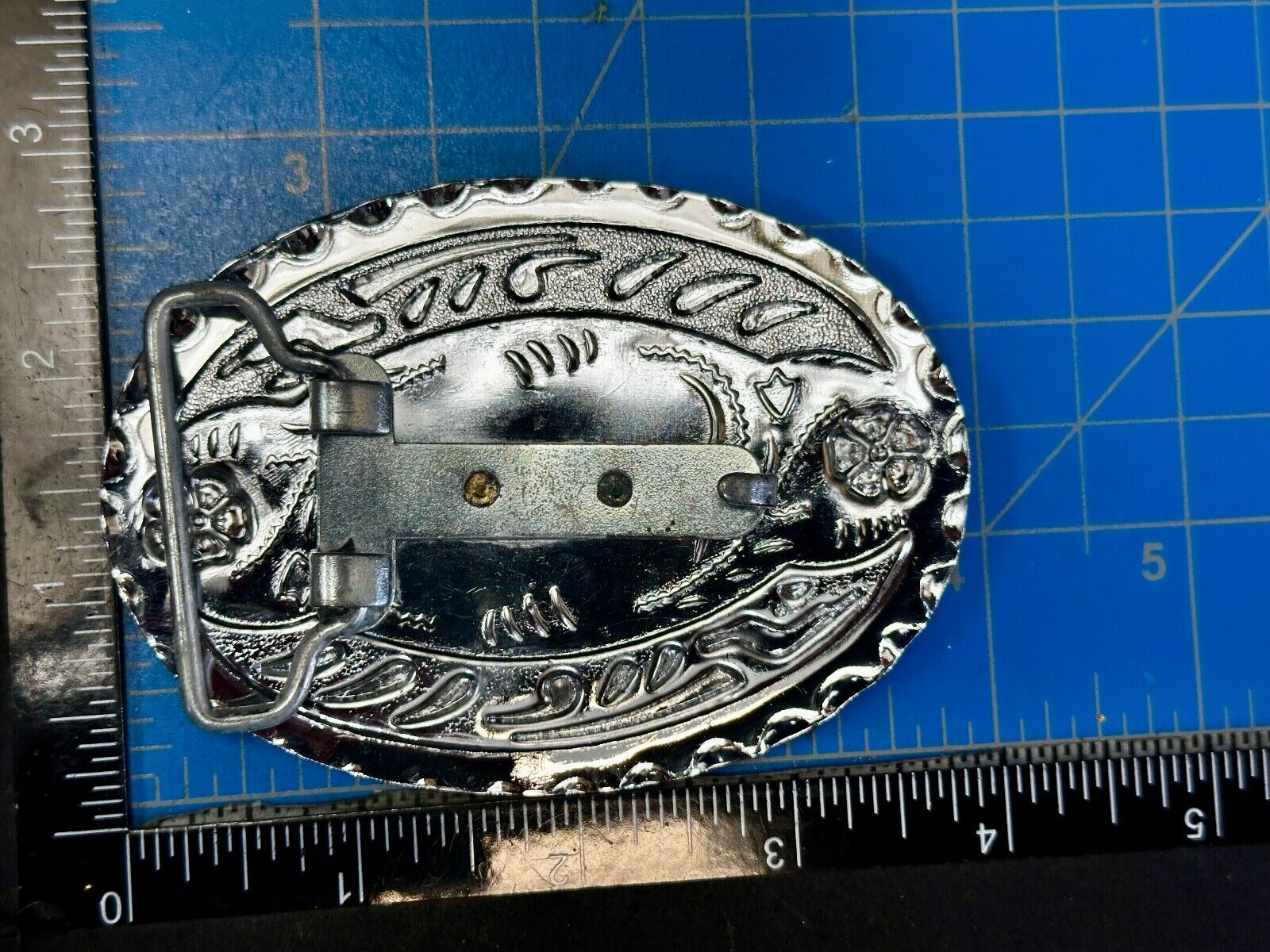 Two Gun Revolver Pistol Western Silver Tone Oval Vintage Cowboys Belt Buckle