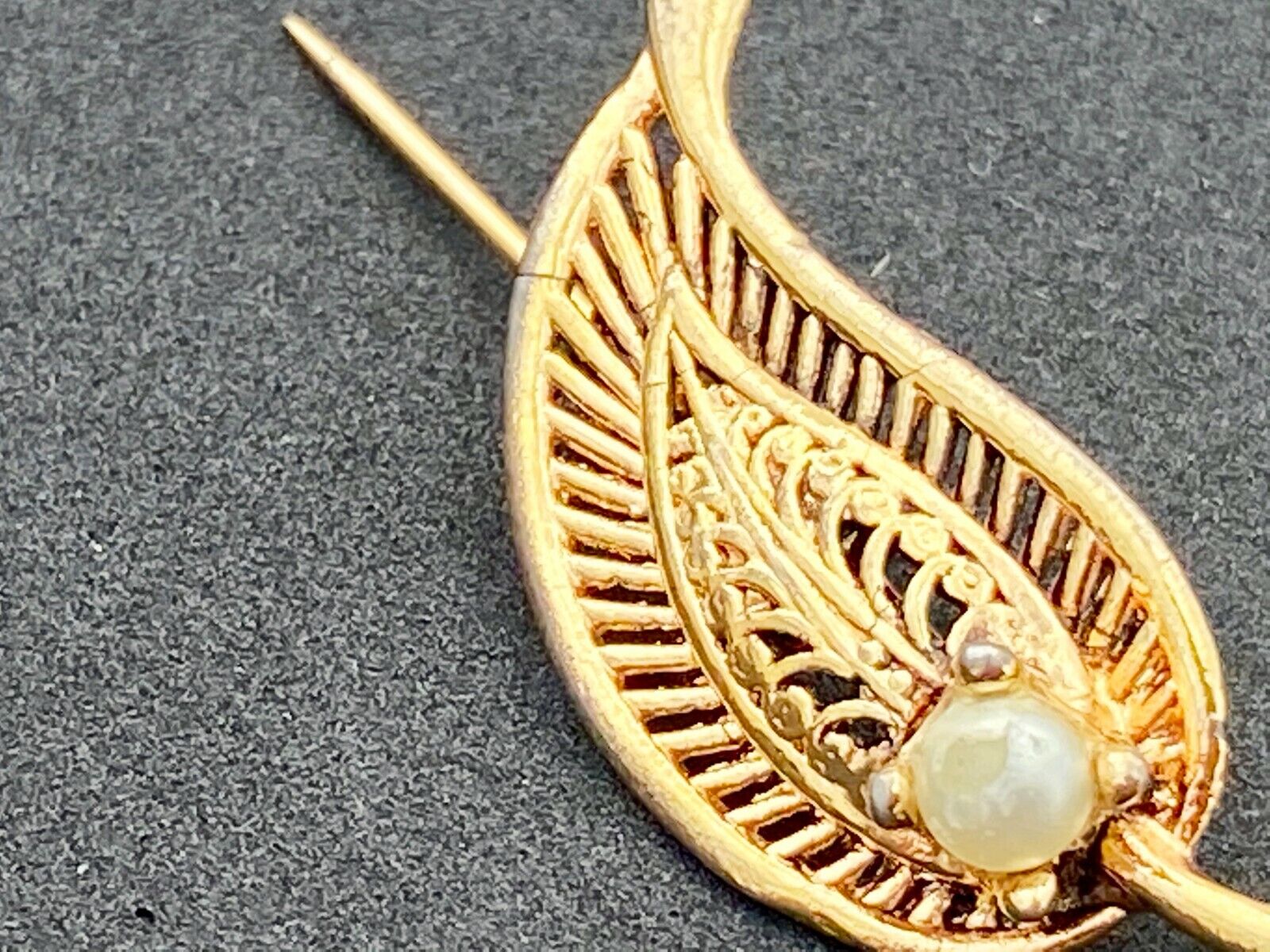 Vintage Gold Tone Mesh Leaf With Faux? Pearl Brooch