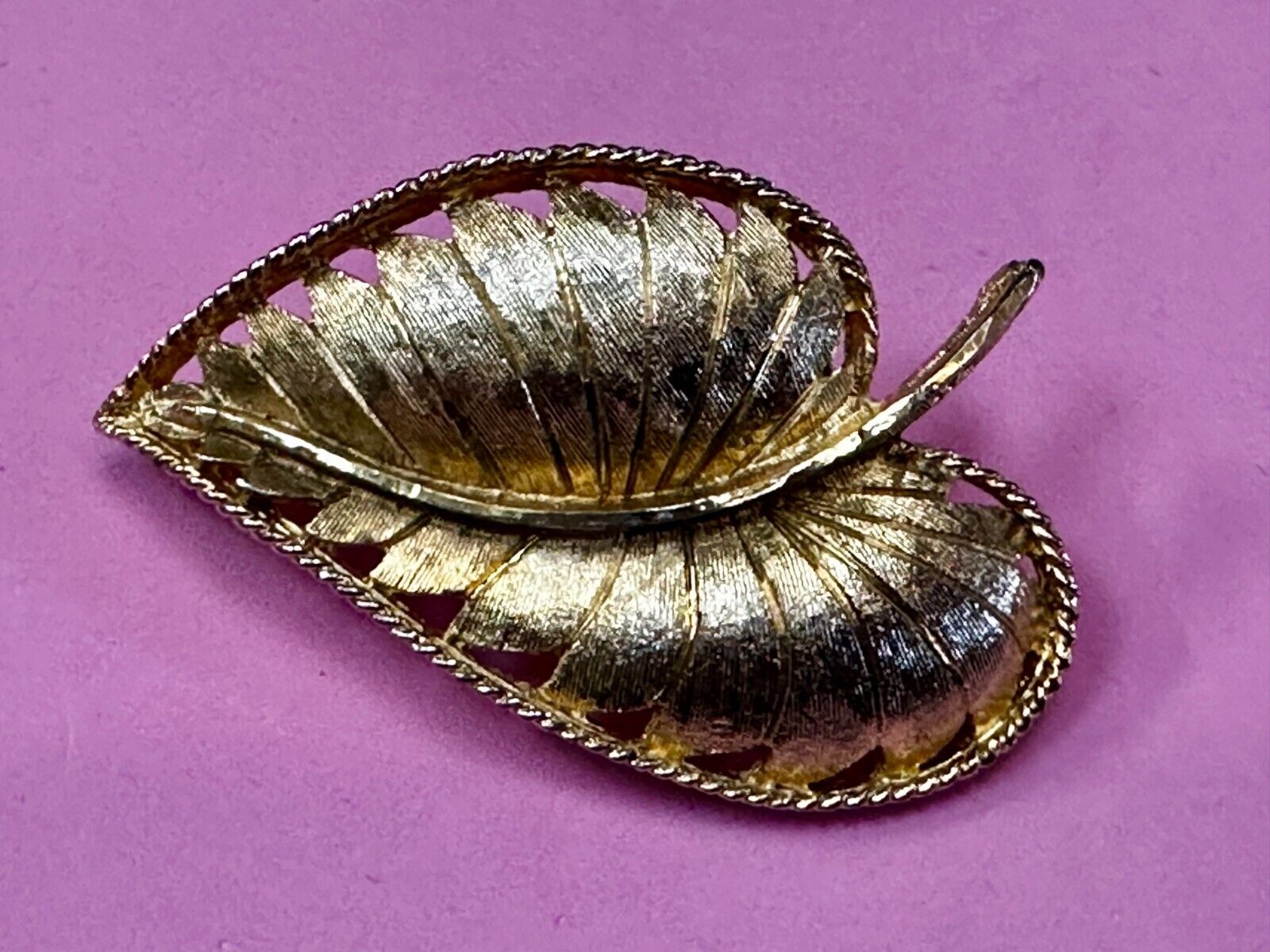 Beautiful Leaf Shaped Large 2.5" wide! Gold Tone Brooch Pin Signed BSK