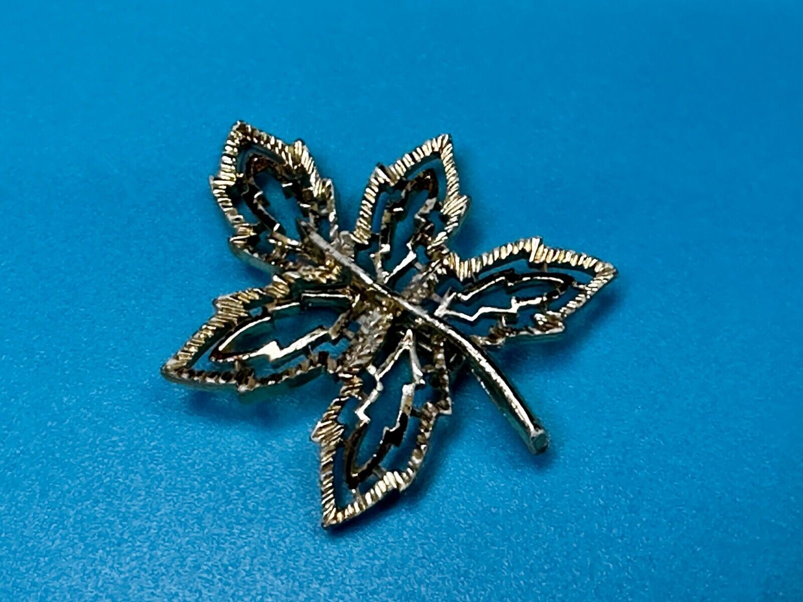 Artistic Maple Leaf Openwork Vintage Gold Tone Brooch Pin Signed by Gerrys