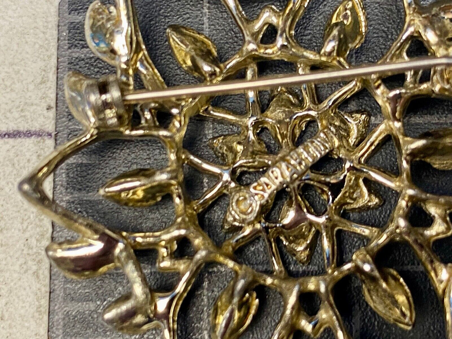 VINTAGE  SARAH COVENTRY SILVER TONE SEE THROUGH LEAF BROOCH
