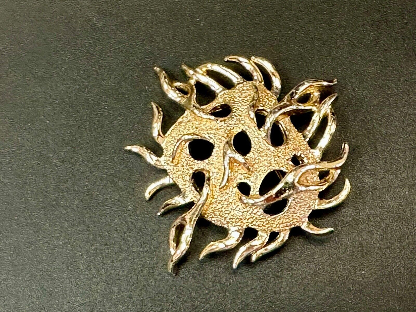 Unique Dimensional Sarah Coventry signed gold tone brooch pin
