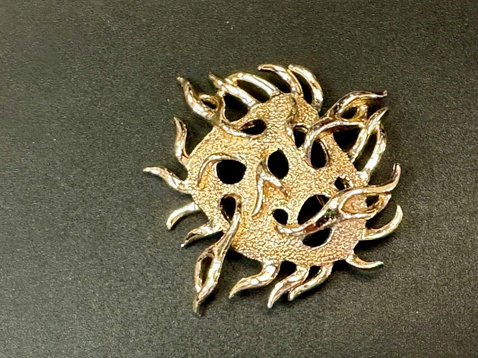 Unique Dimensional Sarah Coventry signed gold tone brooch pin