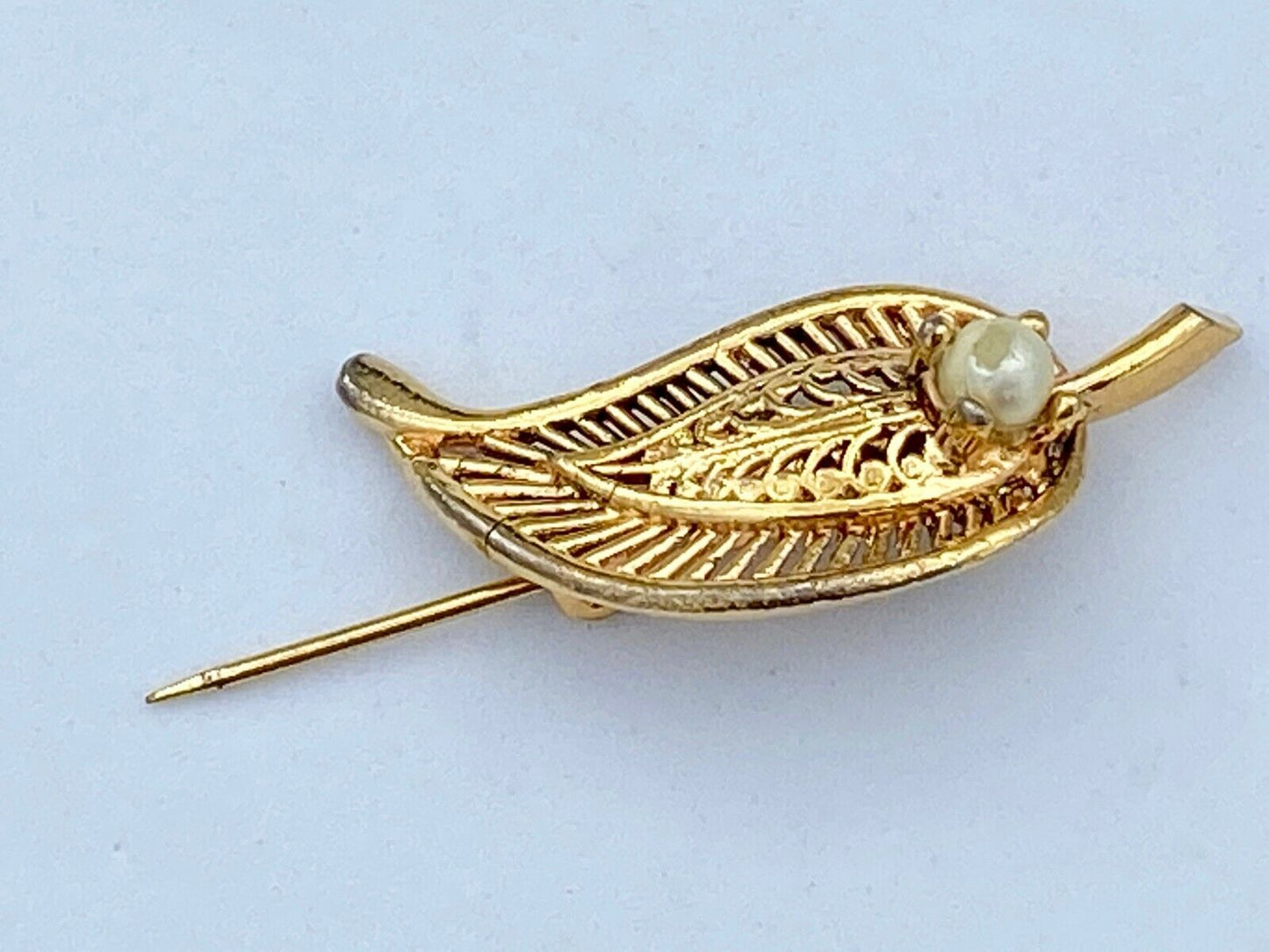 Vintage Gold Tone Mesh Leaf With Faux? Pearl Brooch