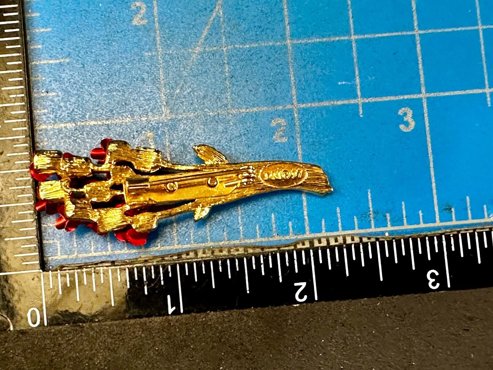 Valentines Day Gift? Red Roses Bouquet Gold Tone Brooch Pin Vintage Signed DM 97