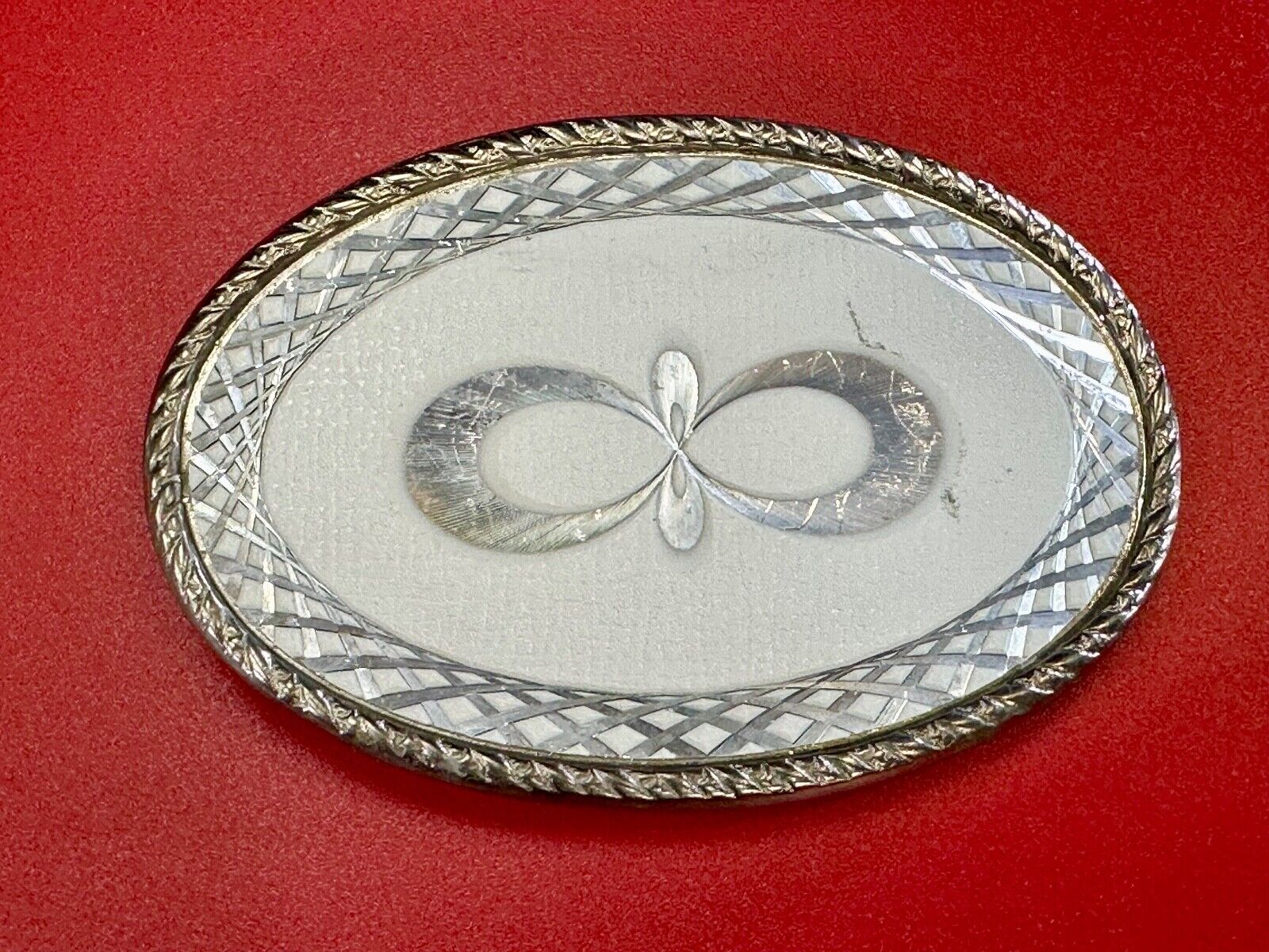 Vintage etched figure 8 pattern oval silver tone belt buckle