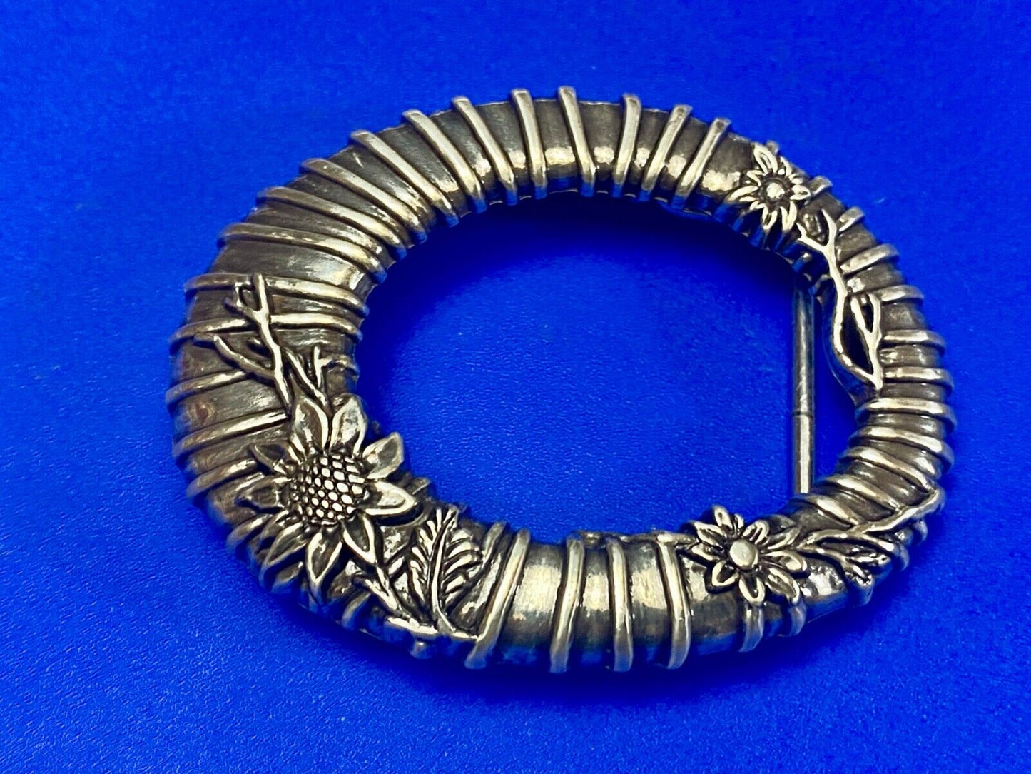 unique wire twist silver tone flower theme oval Vintage belt buckle