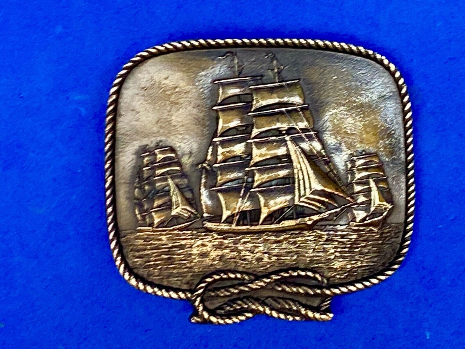 Beautiful 787 three sailboats with ornate ope boarder brass tone? belt buckle