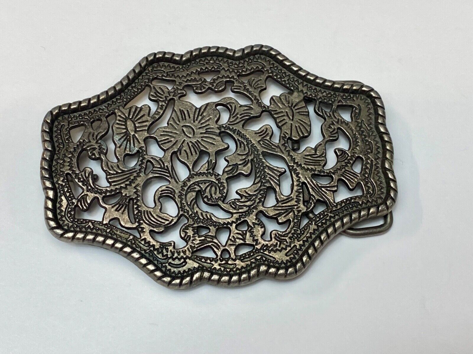 Beautiful Silver Tone see though flower pattern western belt buckle rope boarder