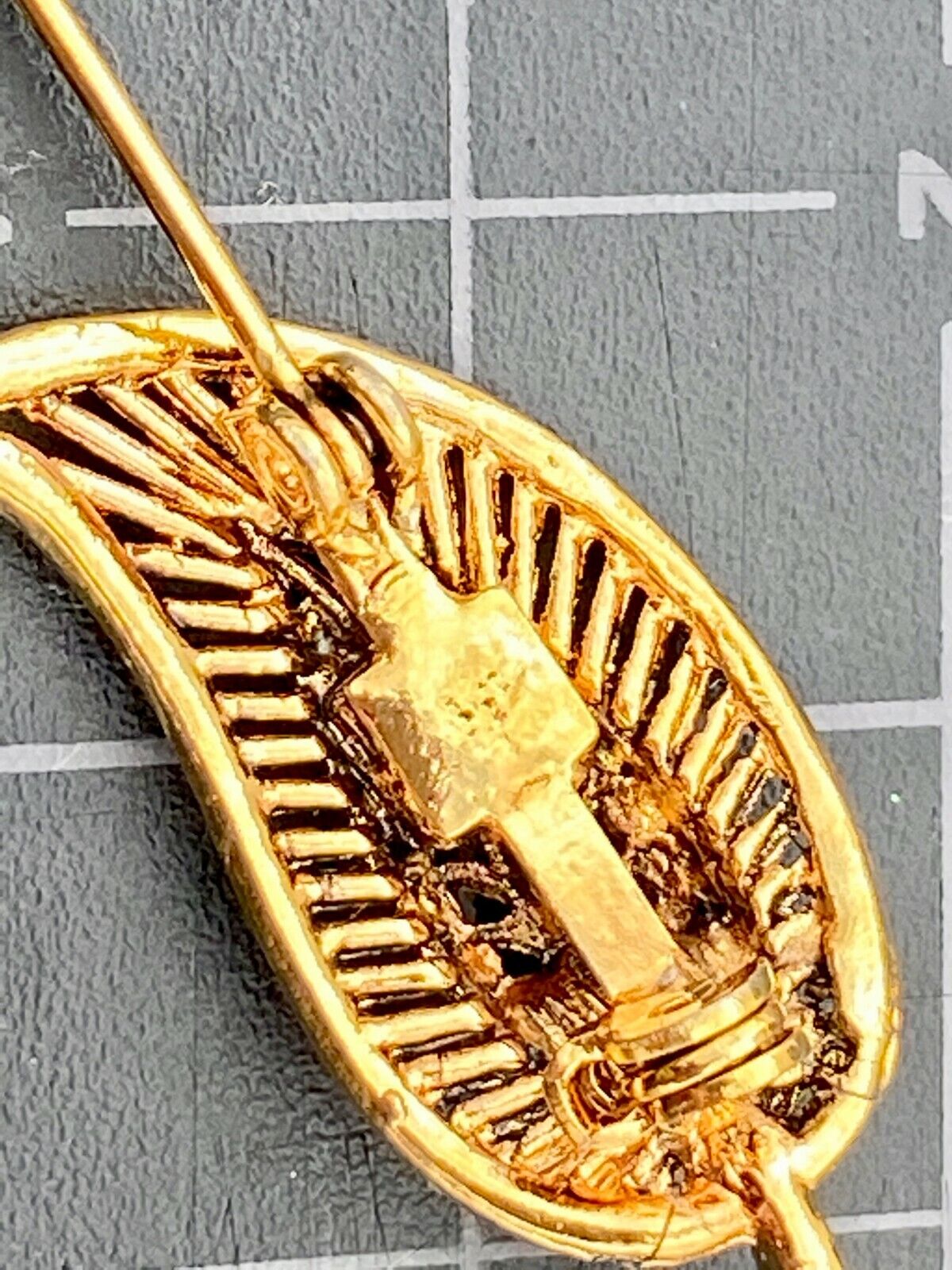 Vintage Gold Tone Mesh Leaf With Faux? Pearl Brooch