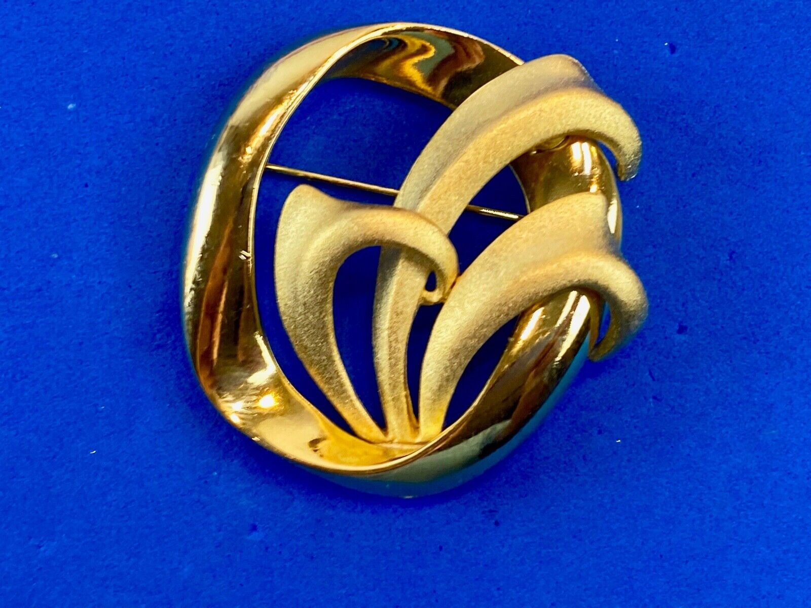 Vintage gold tone brooch round swirl pattern - leafy fern plant. 