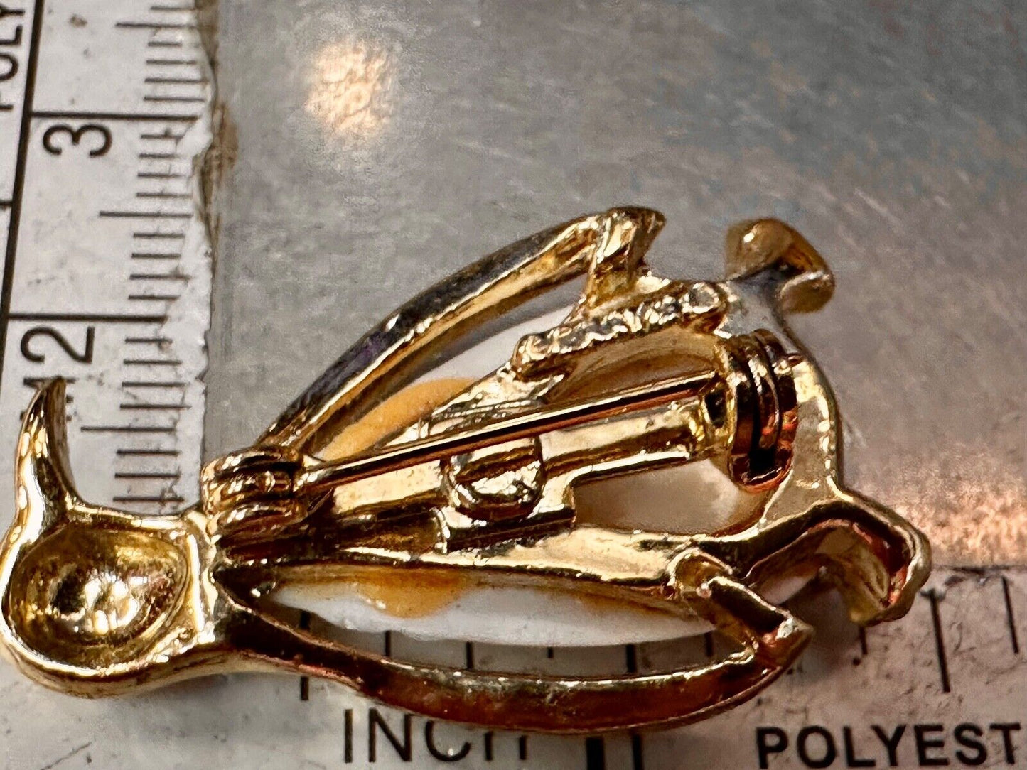 Adorable Penguin Gerrys vintage gold tone white belly brooch pin