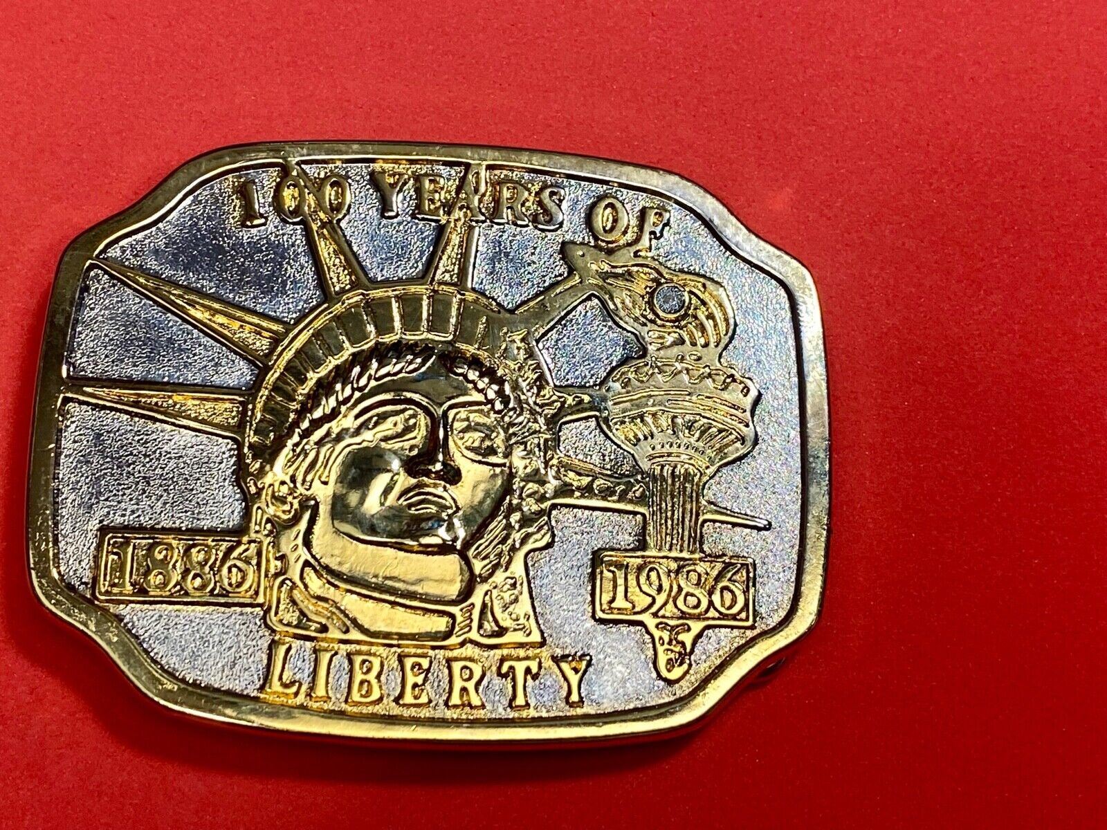 100 YEARS OF LADY LIBERTY USA Patriotic Silver & Gold Tone belt buckle 