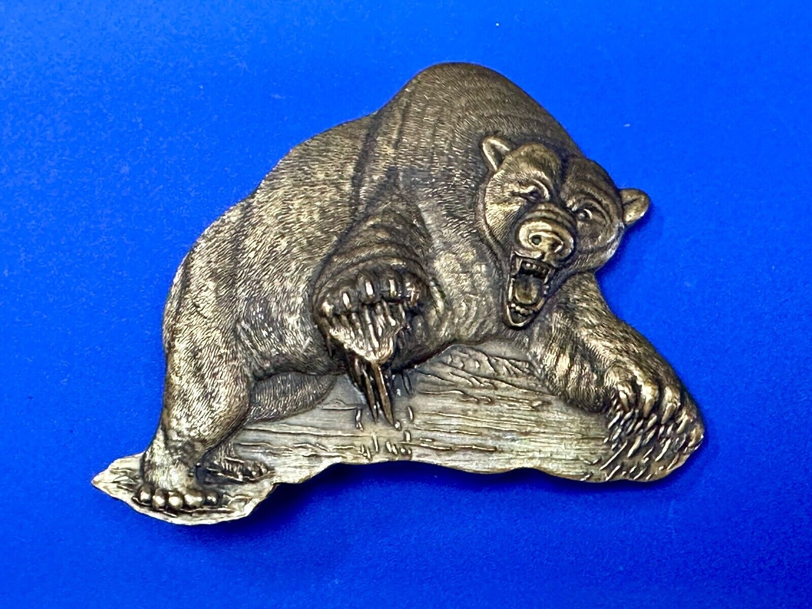 Attacking Grizzly BEAR - Paw reaching out 3D figural belt buckle