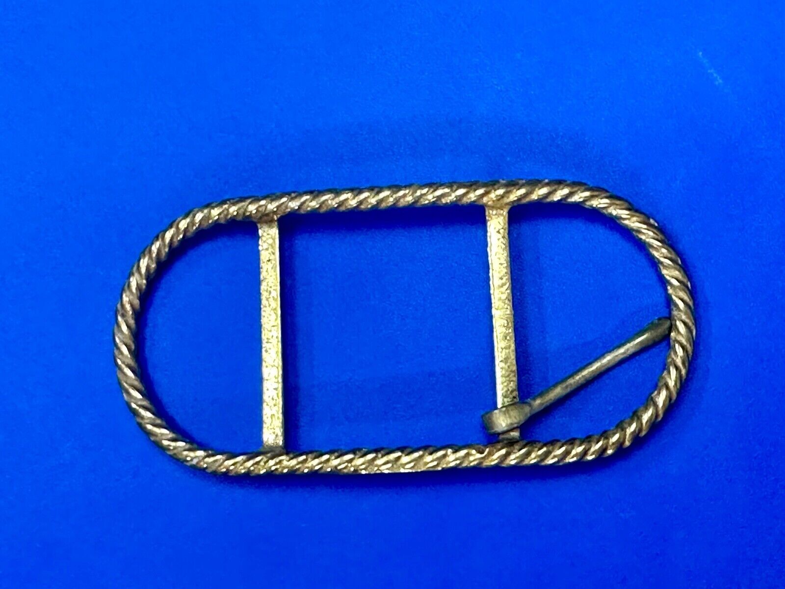 unique 4" wide Vintage gold tone Rope or Knot pattern belt buckle