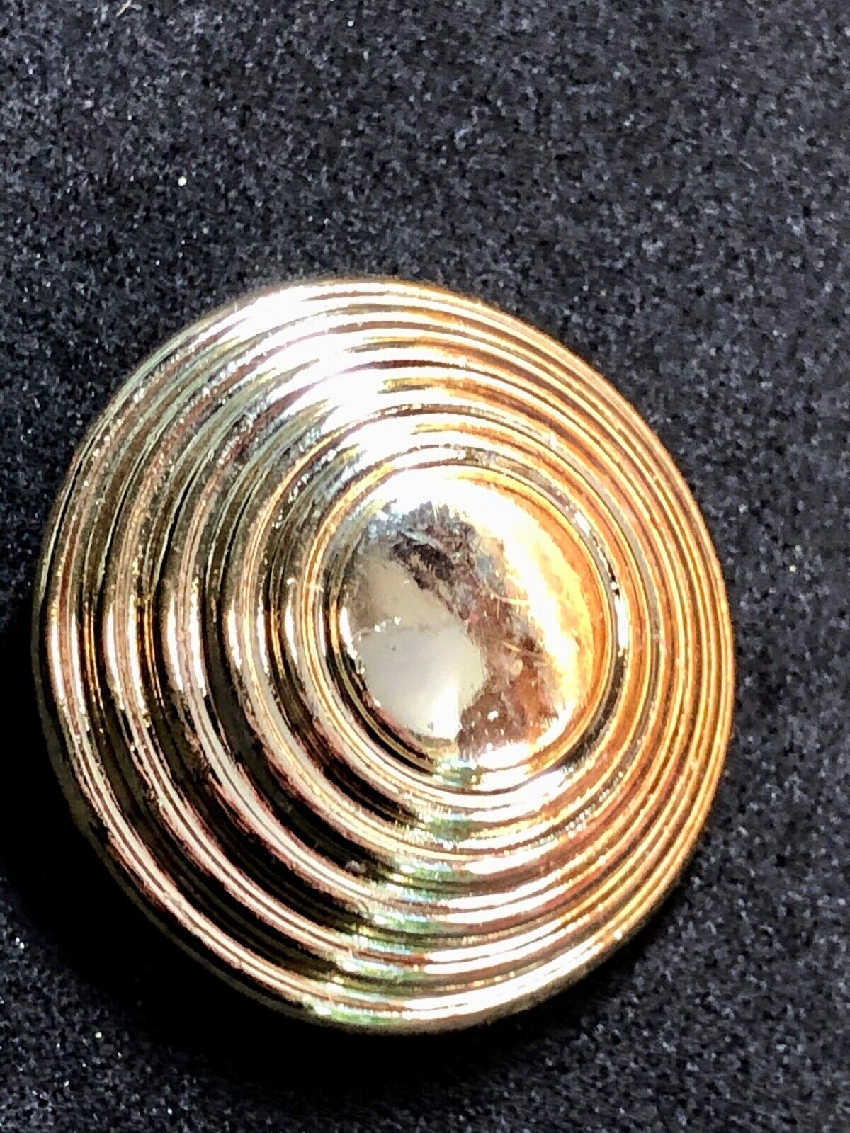 Vinage AJC Fashion brooch pin - Gold tone hat?   Circular pattern   unique! 