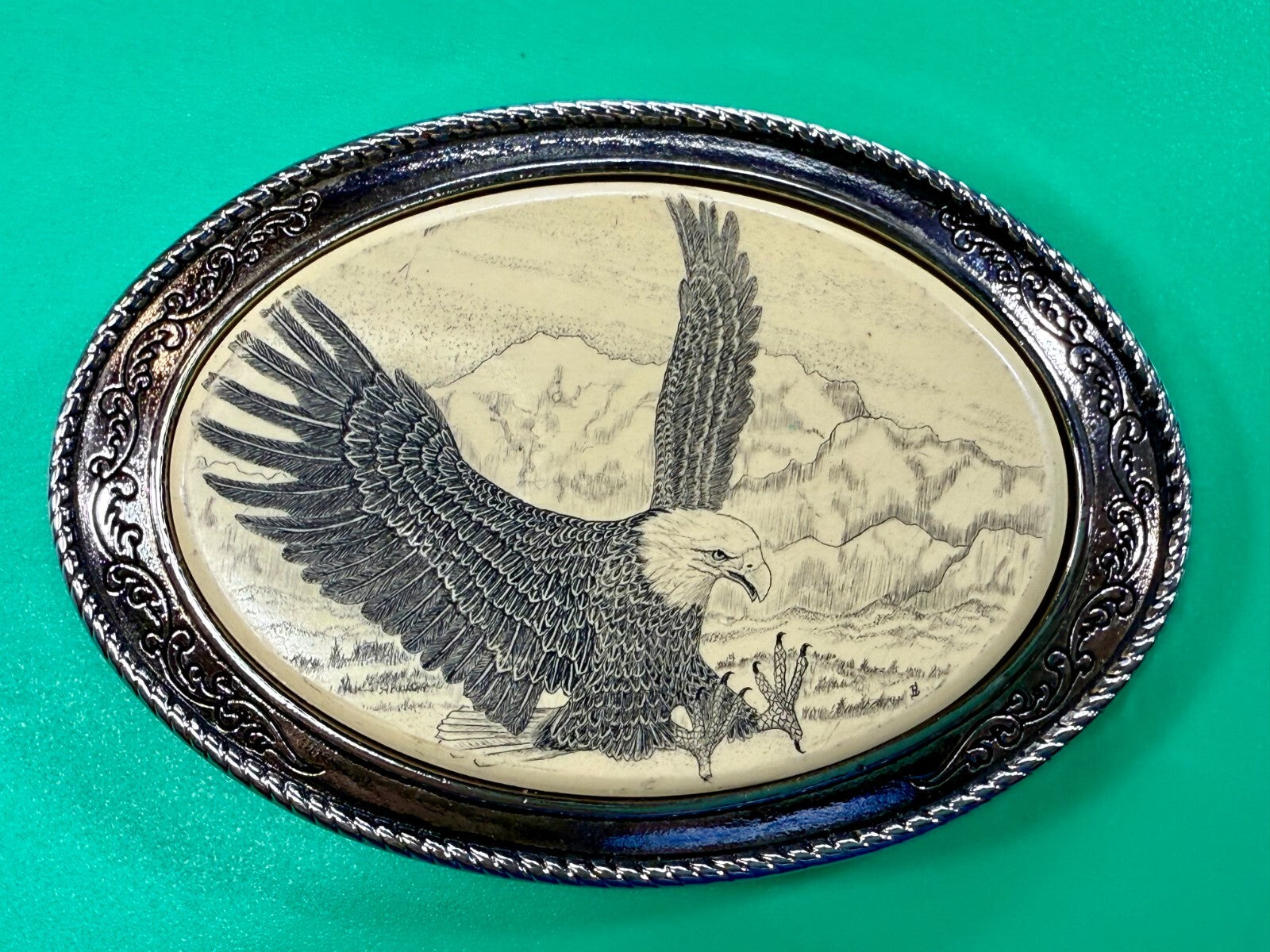Bald EAGLE Spreading Wings Wildlife Scenery Scrimshaw Style Barlow Belt Buckle