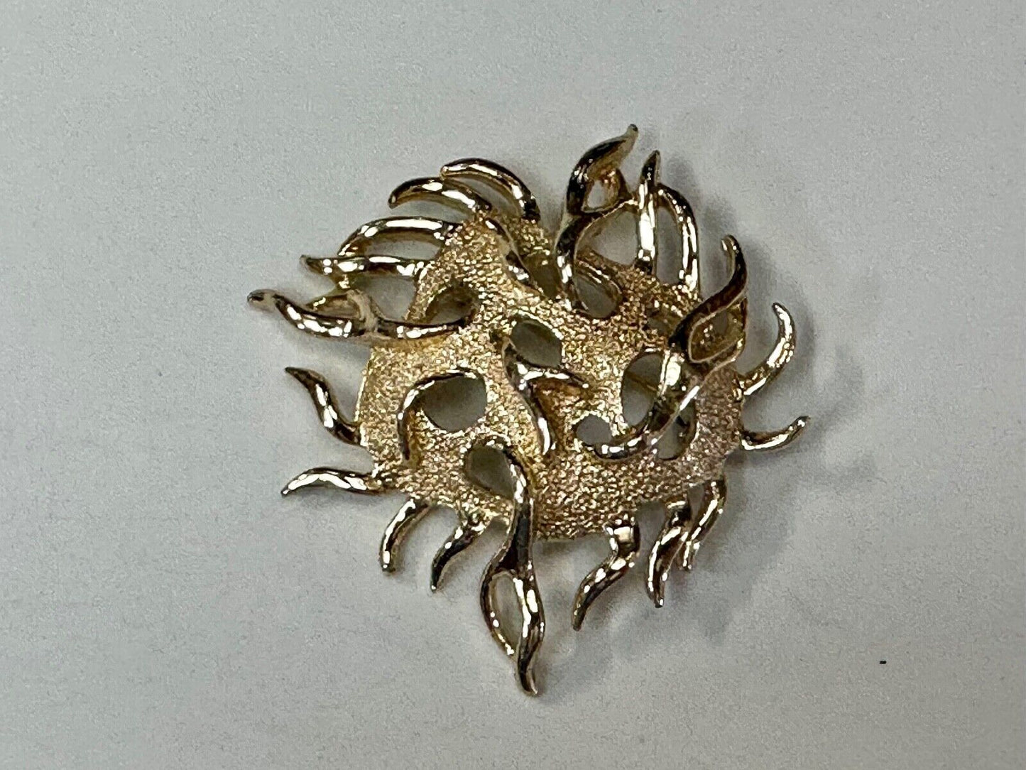 Unique Dimensional Sarah Coventry signed gold tone brooch pin