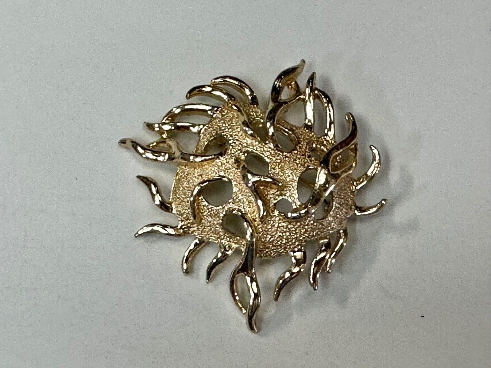 Unique Dimensional Sarah Coventry signed gold tone brooch pin