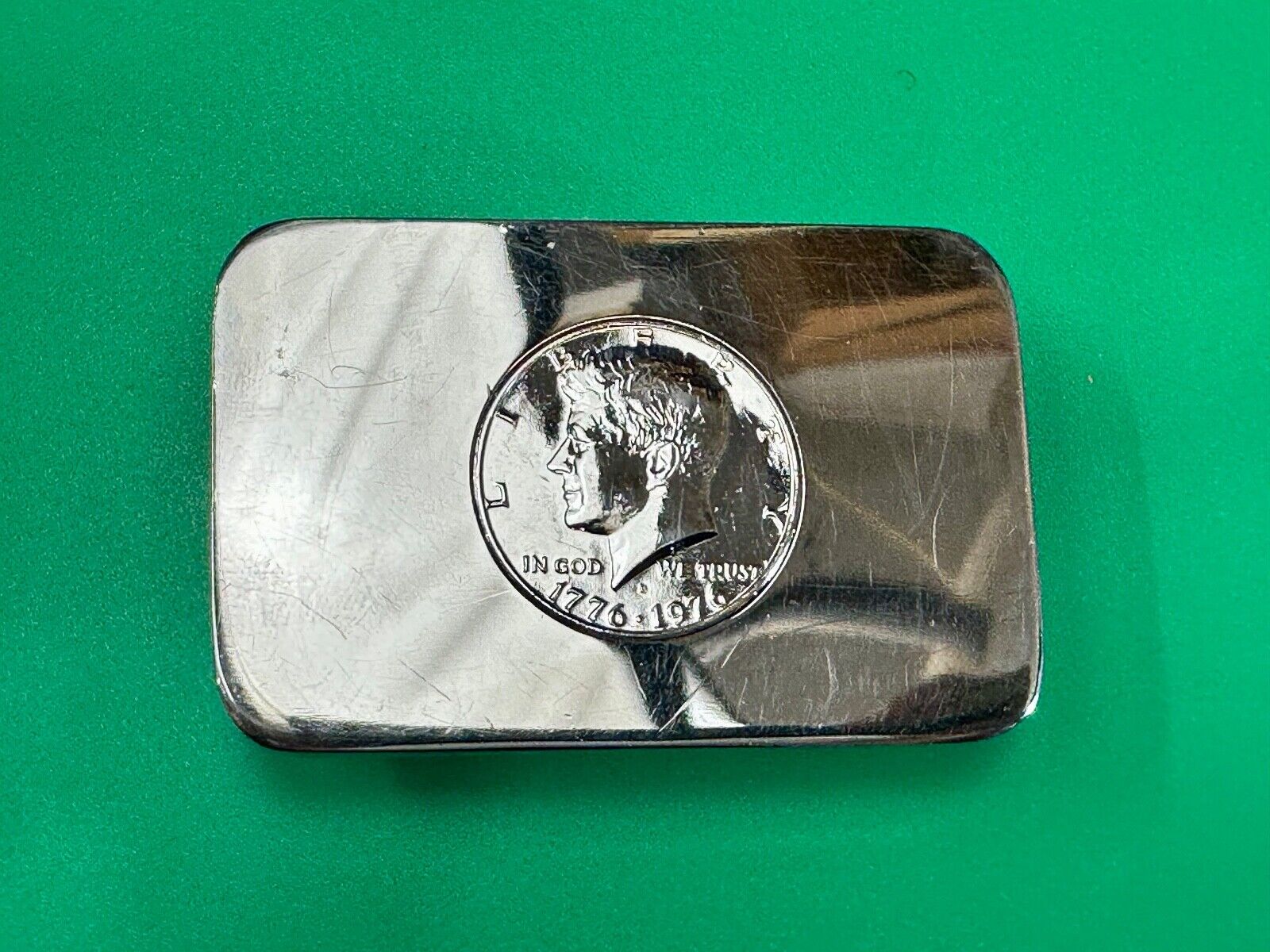 1776-1976 JOHN KENNEDY HALF DOLLAR BICENTENNIAL COIN IN SILVER TONE BELT BUCKLE