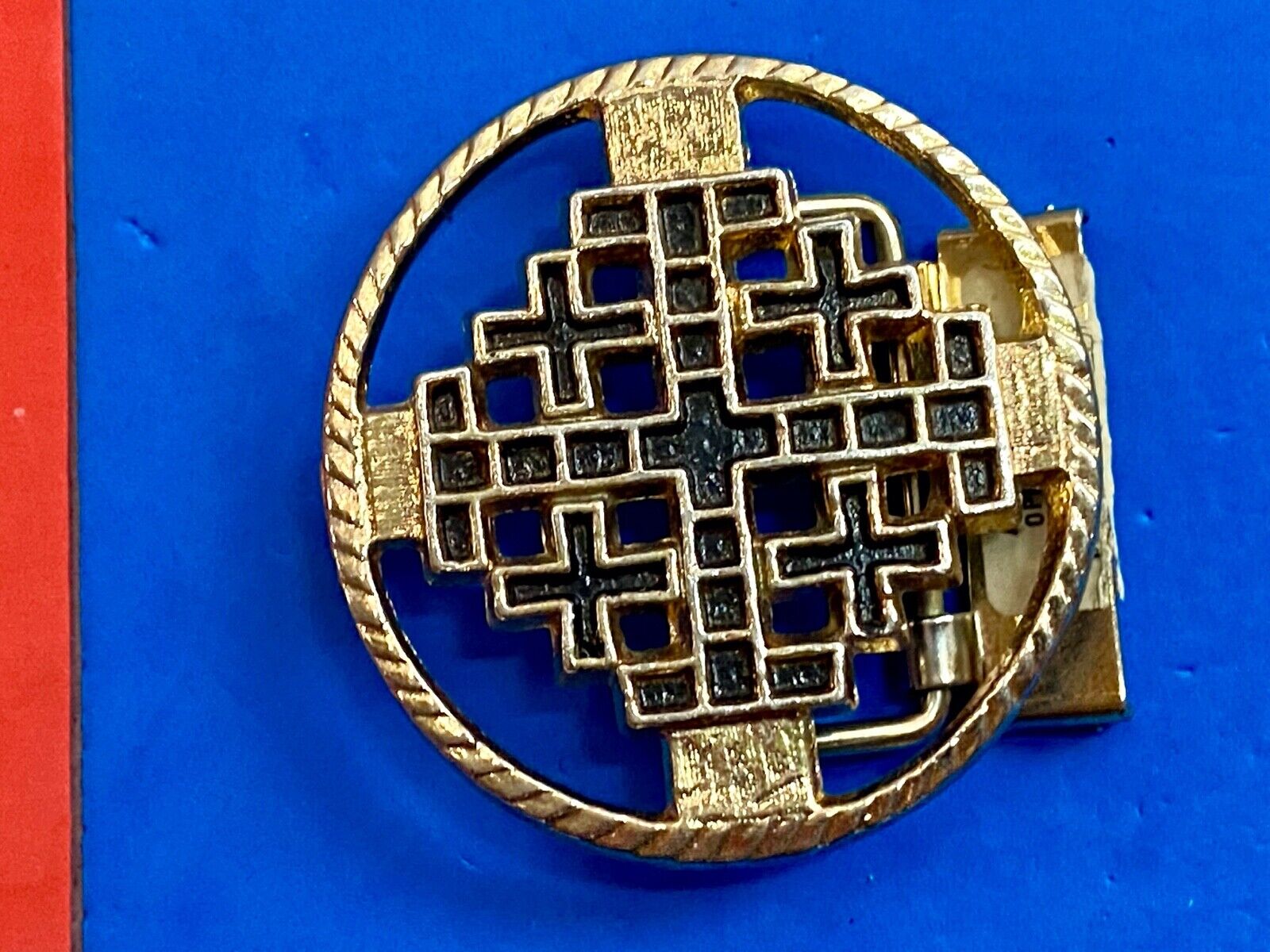 Art Deco squares pattern making up adjustable open ratchet round belt buckle 