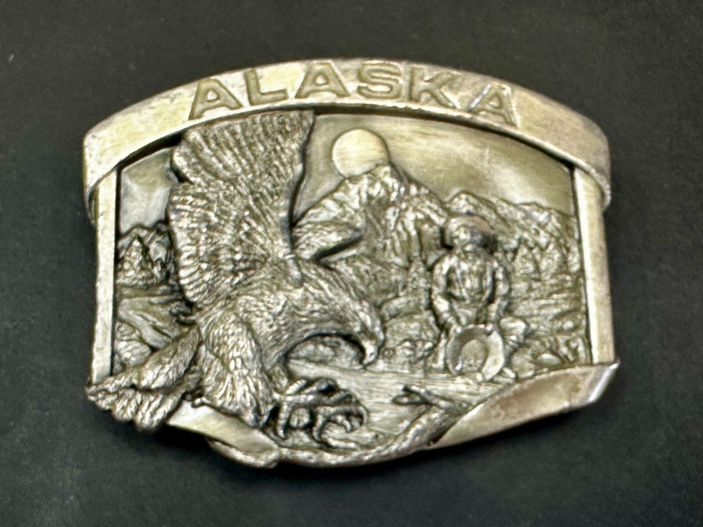 ALASKA Gold Panning Miner Eagle Mountain Scene Vintage 1984 Siskiyou Belt Buckle