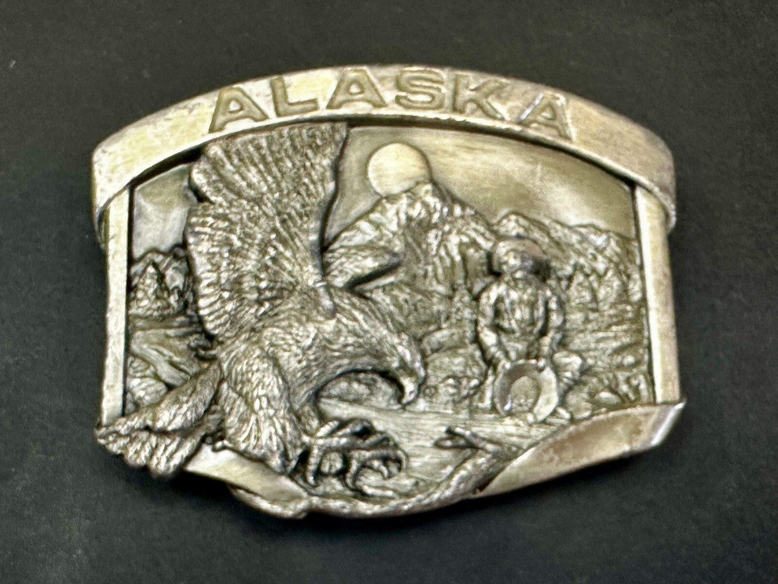ALASKA Gold Panning Miner Eagle Mountain Scene Vintage 1984 Siskiyou Belt Buckle