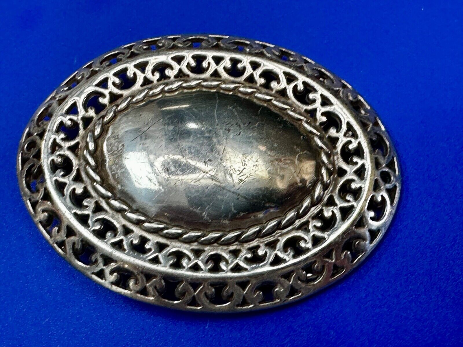 Unique silver color see through oval ornate Belt Buckle