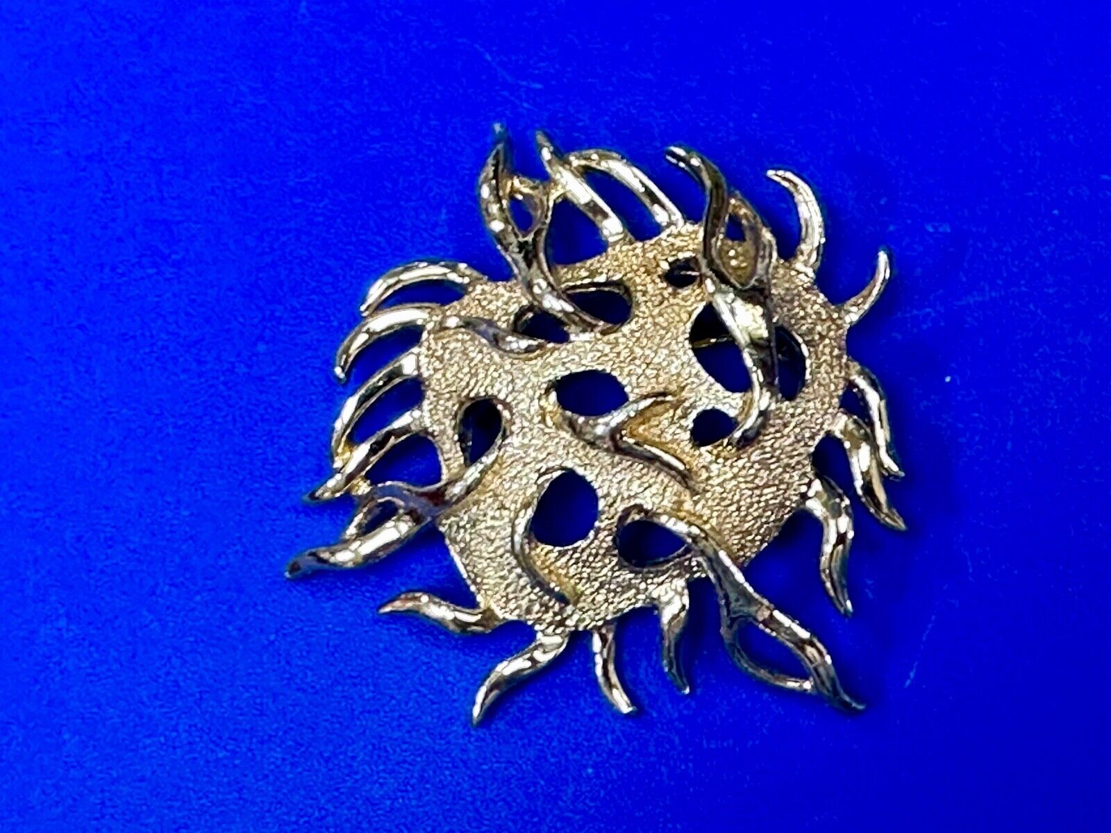Unique Dimensional Sarah Coventry signed gold tone brooch pin