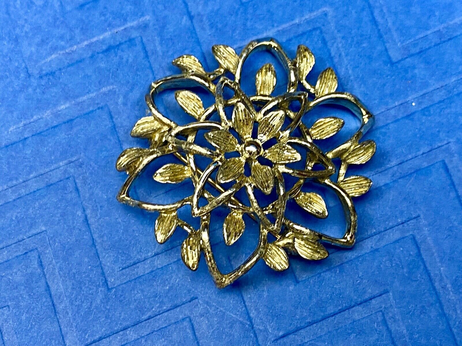 VINTAGE  SARAH COVENTRY SILVER TONE SEE THROUGH LEAF BROOCH