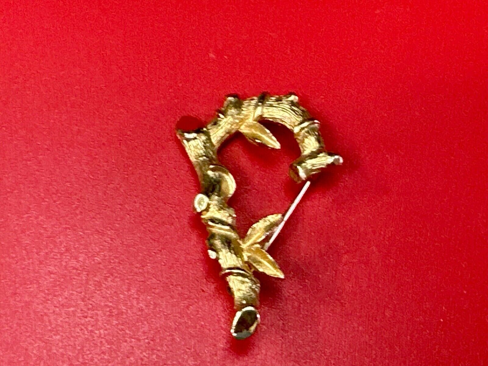 BAMBOO TWIG LETTER INITIAL " R  "  VINTAGE SARAH COVENTRY GOLDTONE BROOCH PIN