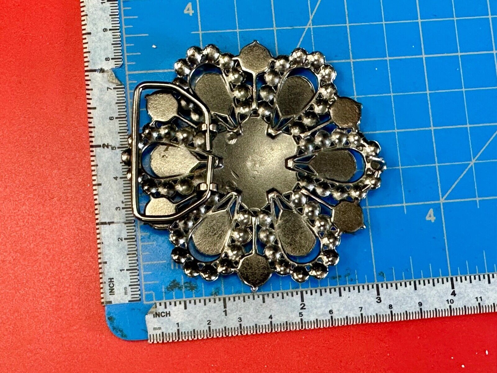 Vintage flowers star burst - multiple rhinestone's covering  belt buckle