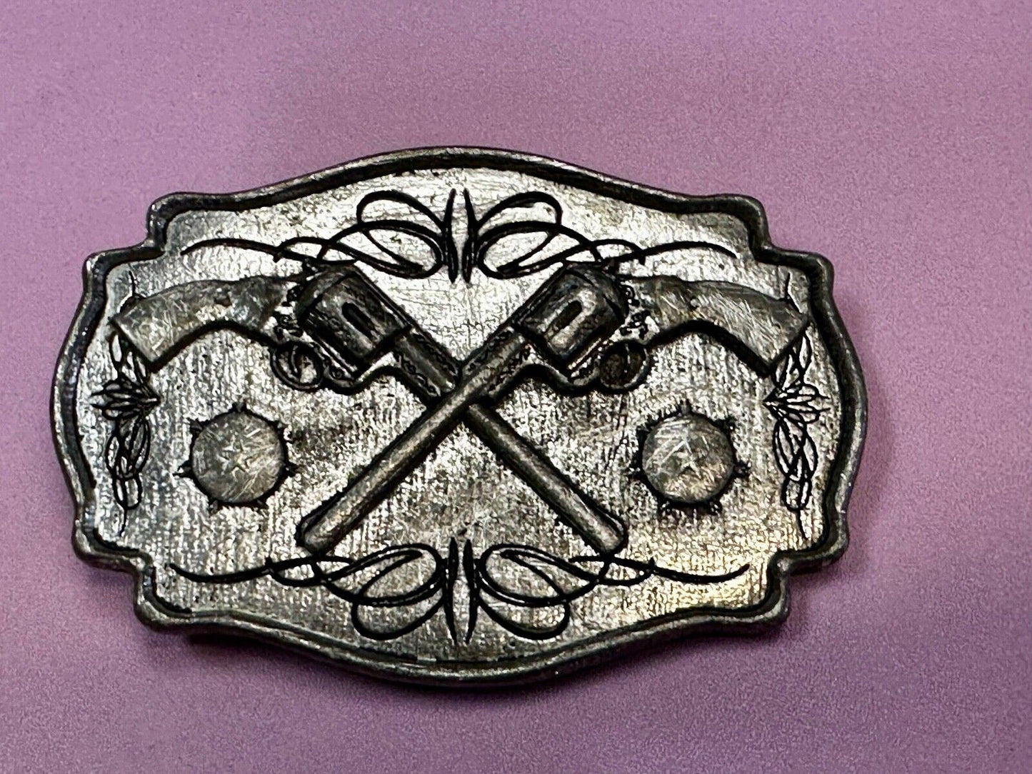 Two Guns Revolver Pistol Western Mobtown 2004 Silver Tone Belt Buckle