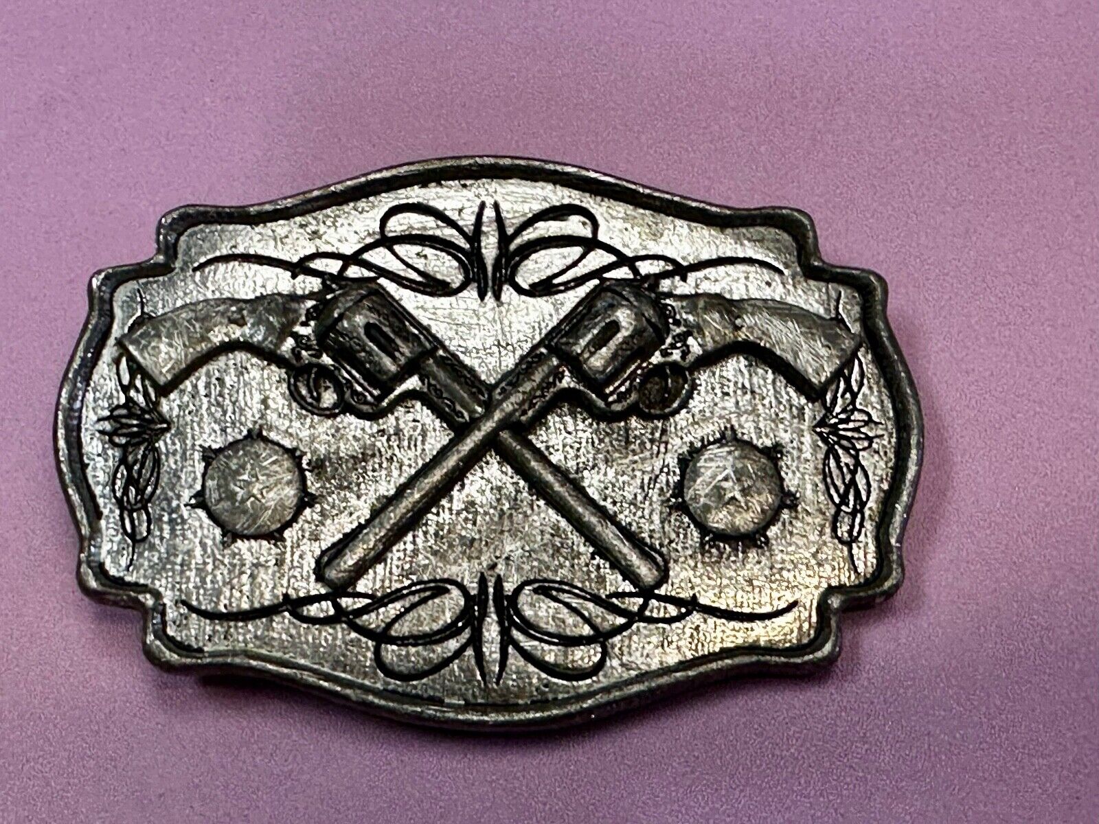 Two Guns Revolver Pistol Western Mobtown 2004 Silver Tone Belt Buckle