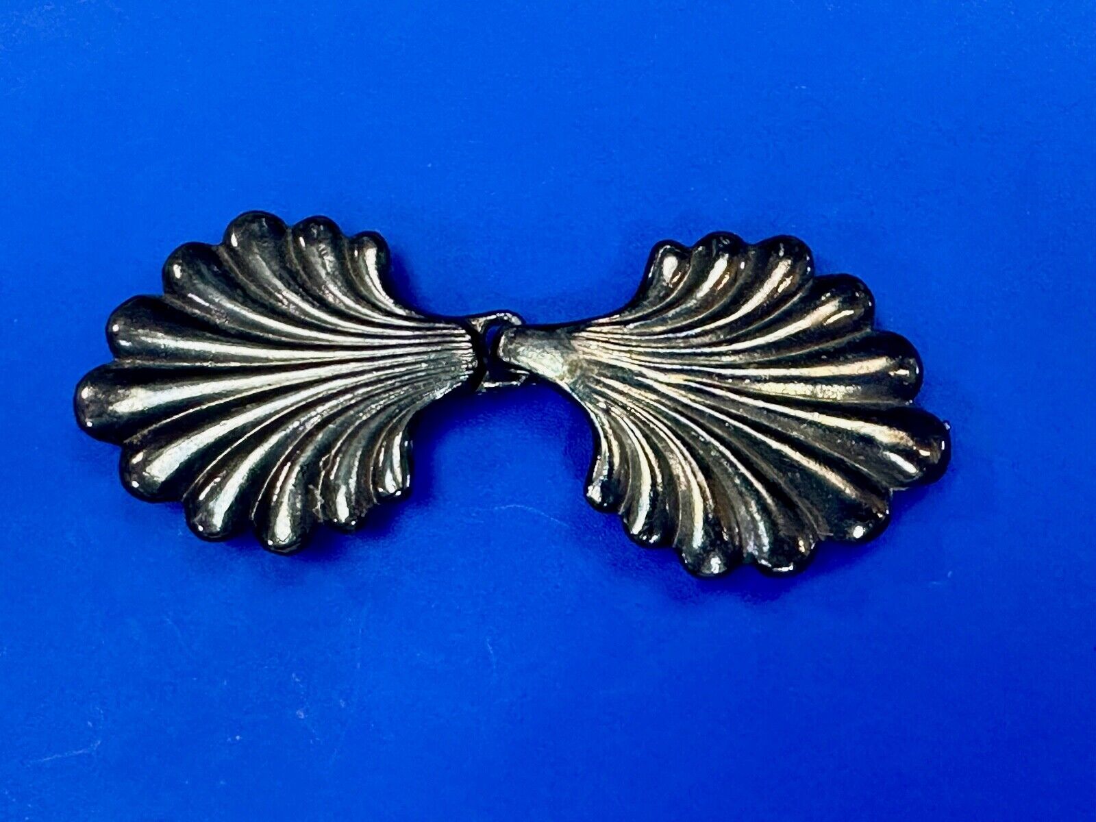 Two piece interconnecting leaf style shape vintage belt buckle