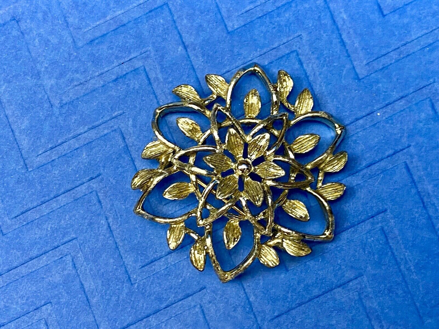 VINTAGE  SARAH COVENTRY SILVER TONE SEE THROUGH LEAF BROOCH