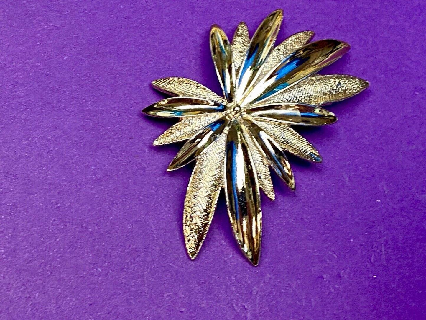 VINTAGE  SARAH COVENTRY GOLD TONE LEAF STAR BURST LARGE PIN BROOCH