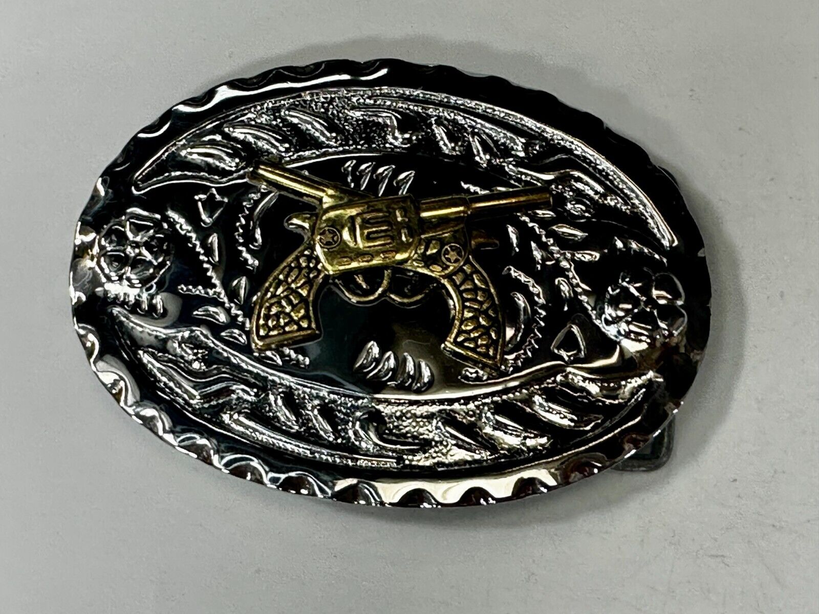 Two Crossed Gun's  Pistols Revolver Six Shooter's Two Tone Western Belt Buckle