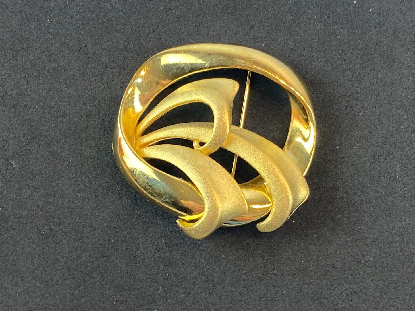 Vintage gold tone brooch round swirl pattern - leafy fern plant. 
