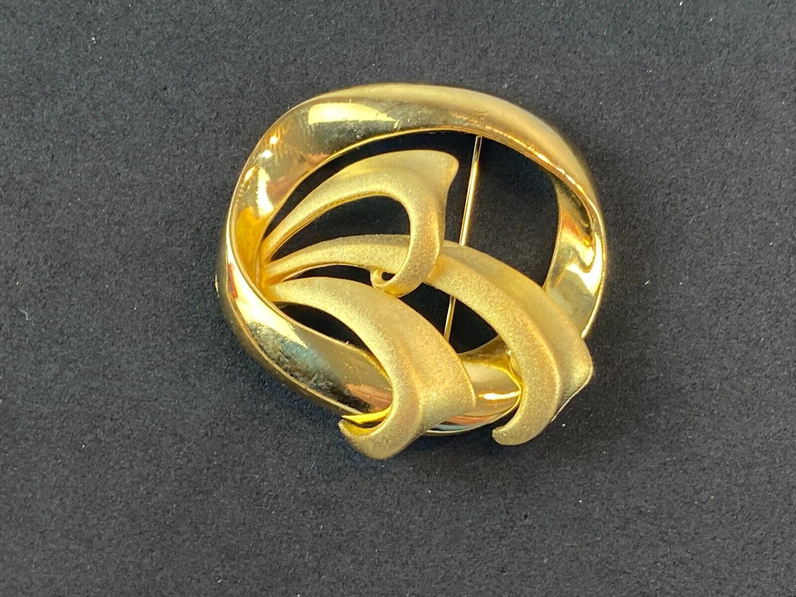 Vintage gold tone brooch round swirl pattern - leafy fern plant. 
