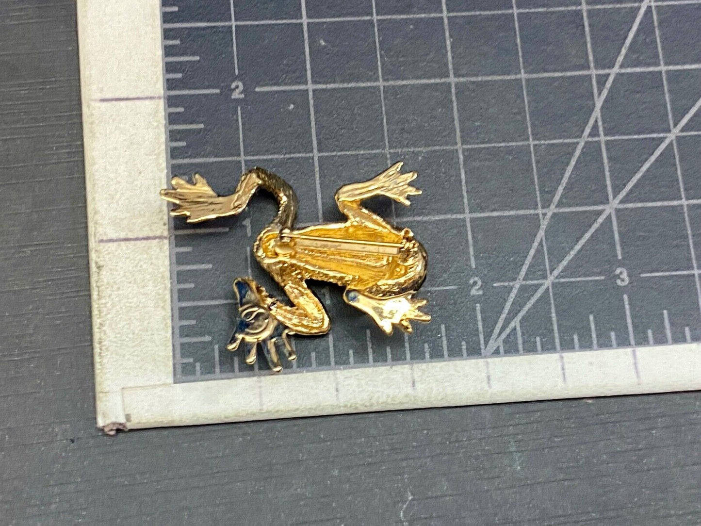 Vintage Danecraft Signed Gold Tone Frog Brooch with rhinestone eyes! 