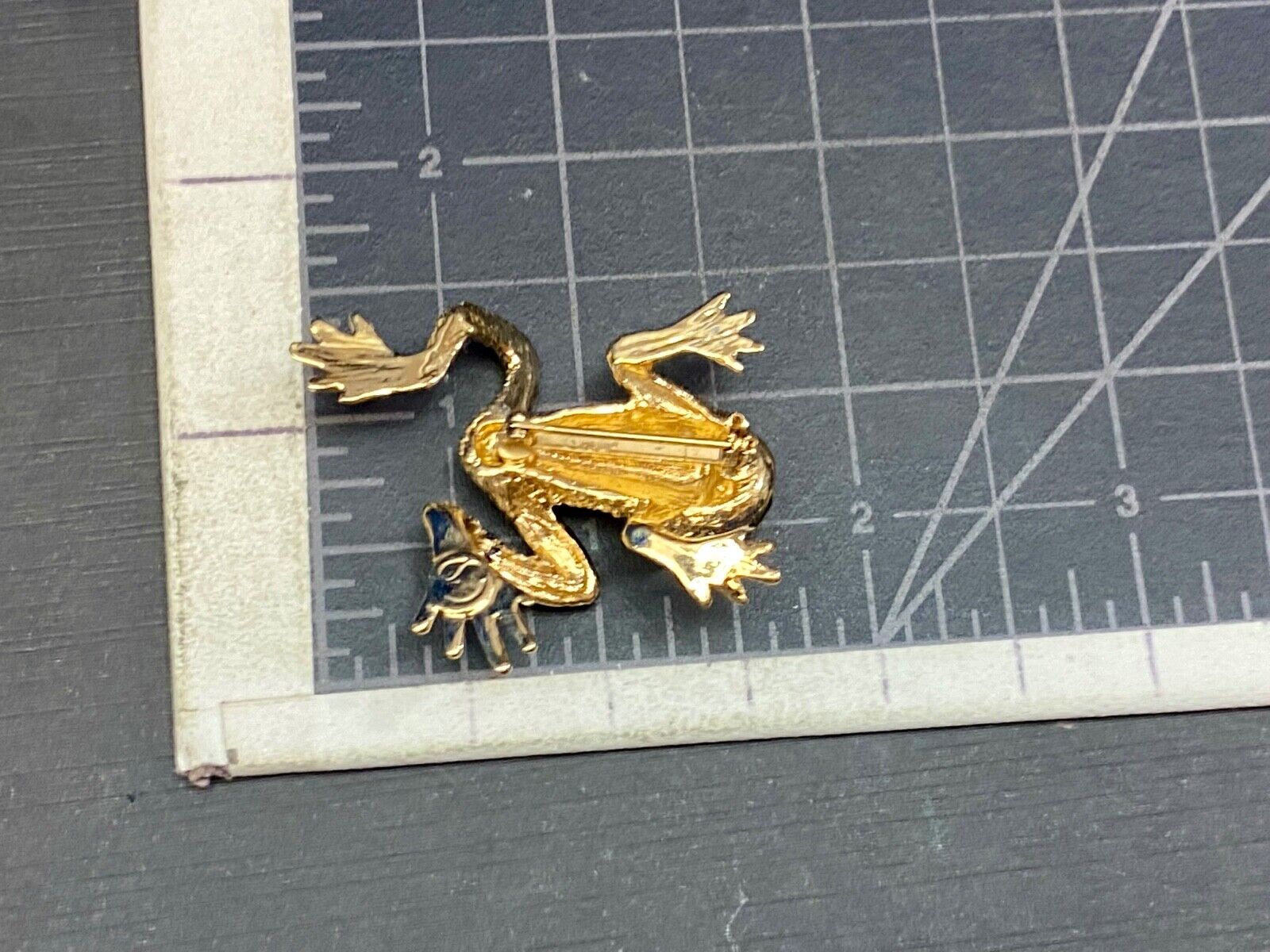 Vintage Danecraft Signed Gold Tone Frog Brooch with rhinestone eyes! 
