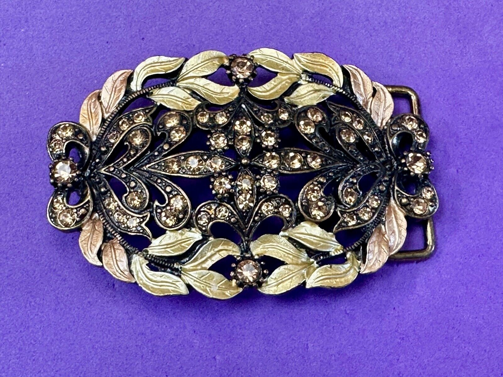 Awesome detail - Vintage see through swirl rhinestone pattern belt buckle